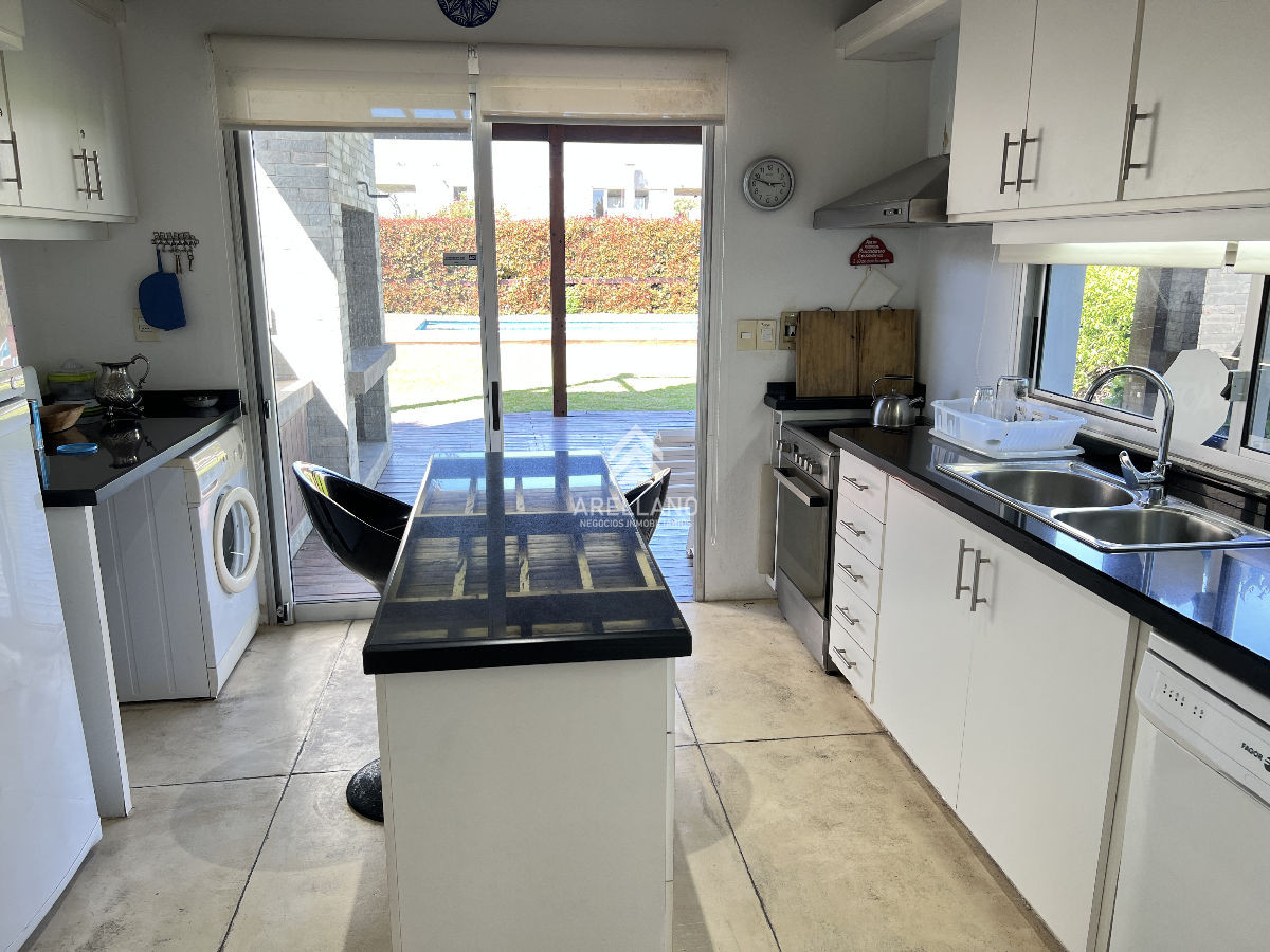 Casa ID.5797 - Muy buena casa en Montoya a 200mts del mar, moderna, cómoda, piscina