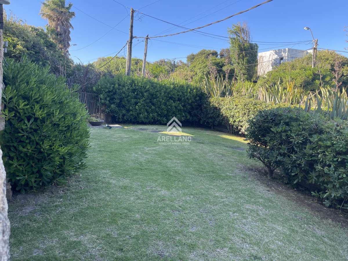 Casa ID.4602 - Casa de 4 dormitorios y servicio en venta a 1 cuadra de la playa El Chorro