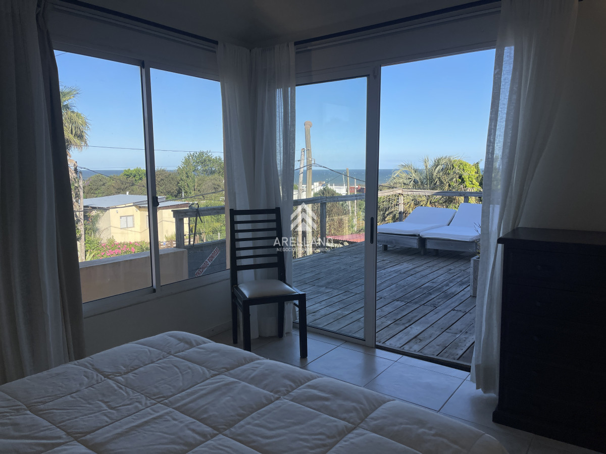 Casa ID.4602 - Casa de 4 dormitorios y servicio en venta a 1 cuadra de la playa El Chorro