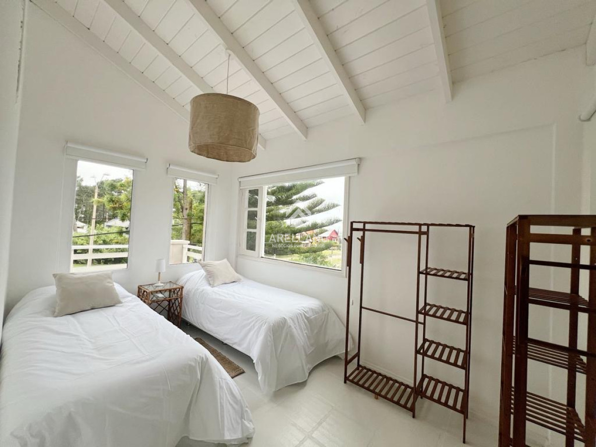 Casa ID.3680 - Casa en venta reciclada a estilo moderno, con amplio jardín en Montoya, La Barra