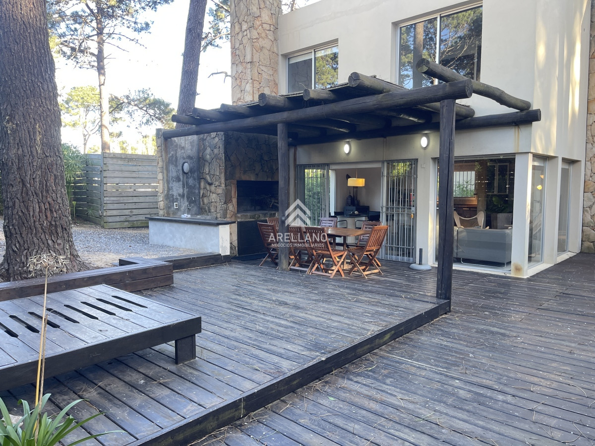 Casa ID.3639 - Moderna casa en venta de 3 dormitorios en Montoya, La Barra