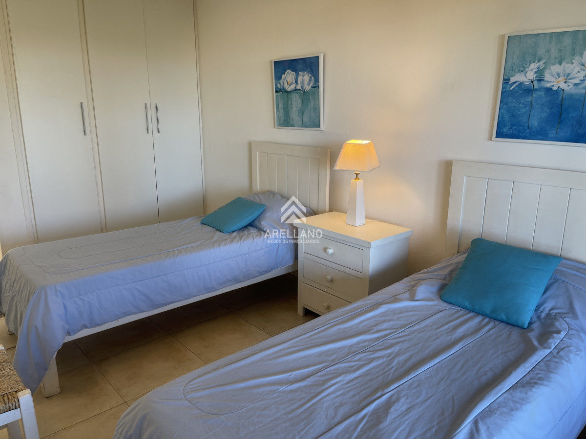 Casa ID.4602 - Casa de 4 dormitorios y servicio en venta a 1 cuadra de la playa El Chorro