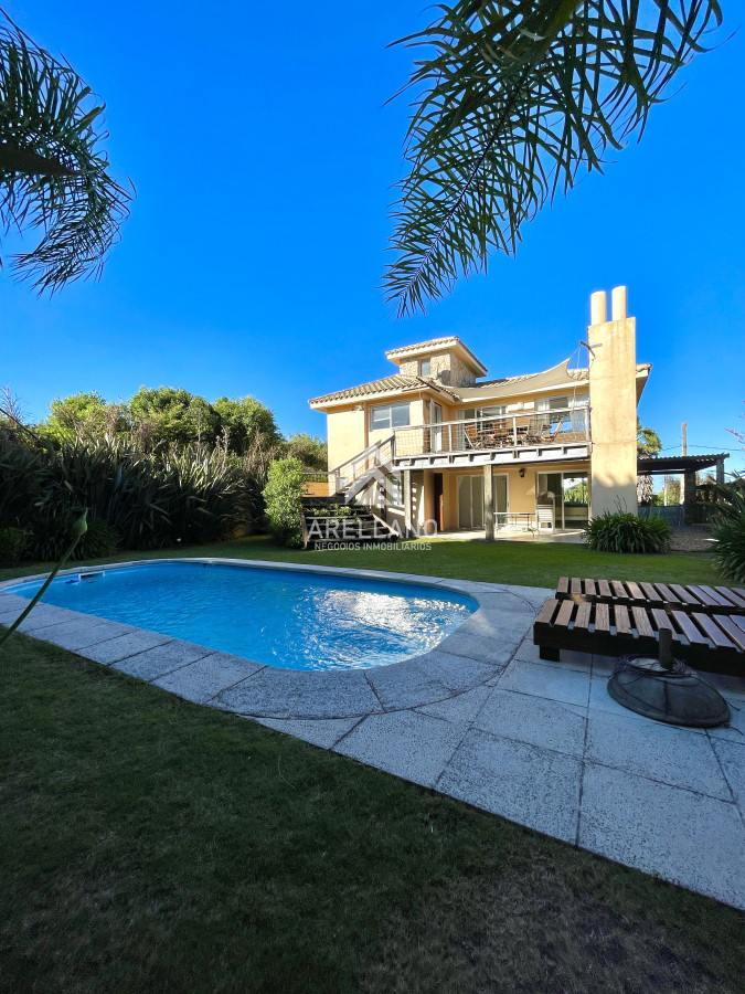 Casa ID.4602 - Casa de 4 dormitorios y servicio en venta a 1 cuadra de la playa El Chorro