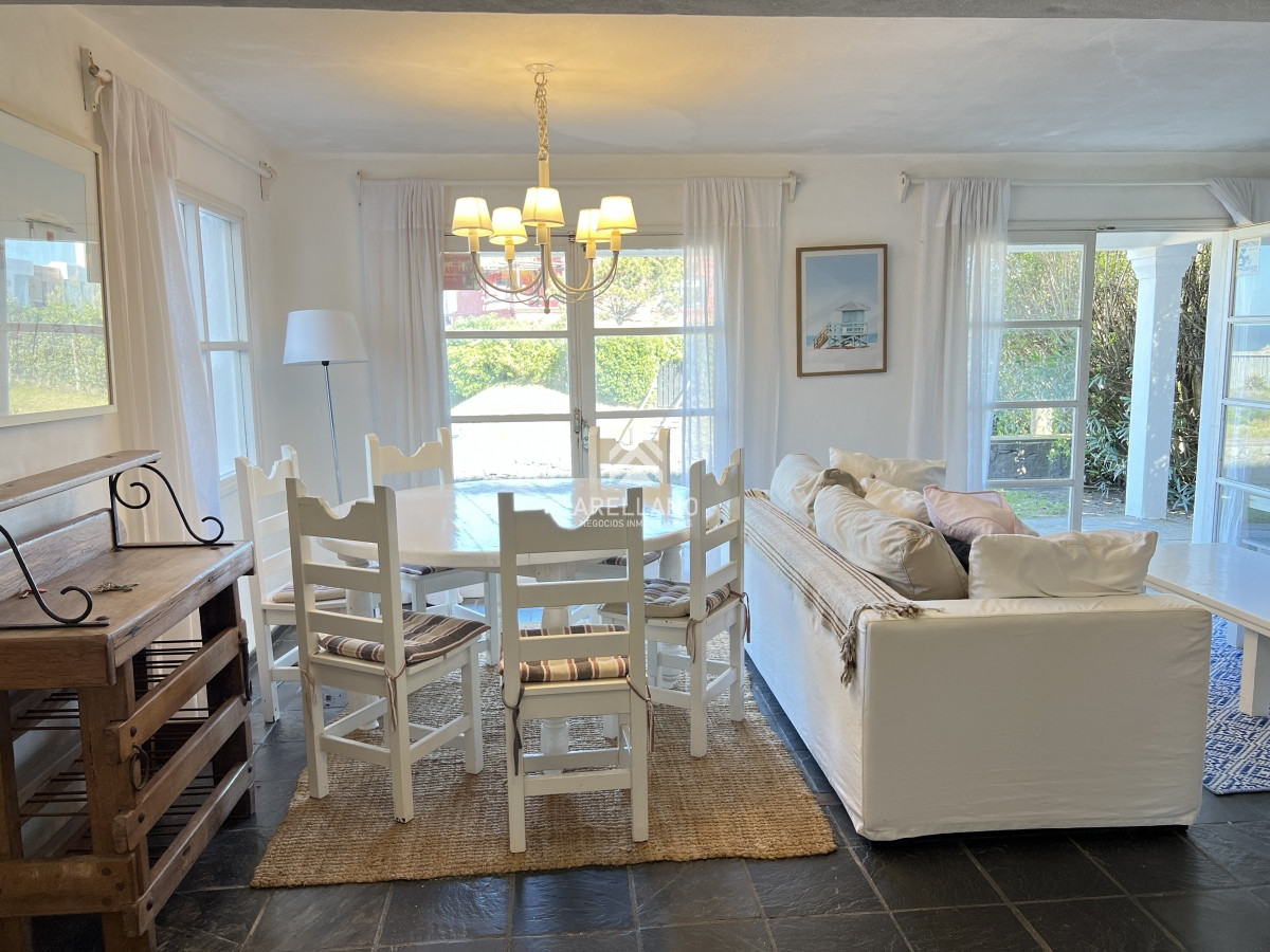 Casa ID.4599 - Casa en Montoya con excelente vista al mar, de 4 dormitorios más servicio 
