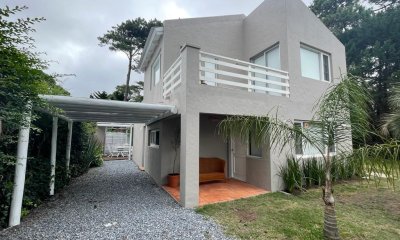 Casa en venta reciclada a estilo moderno, con amplio jardín en Montoya, La Barra