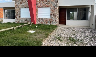 Casa a estrenar en Balneario Buenos Aires, apta por banco