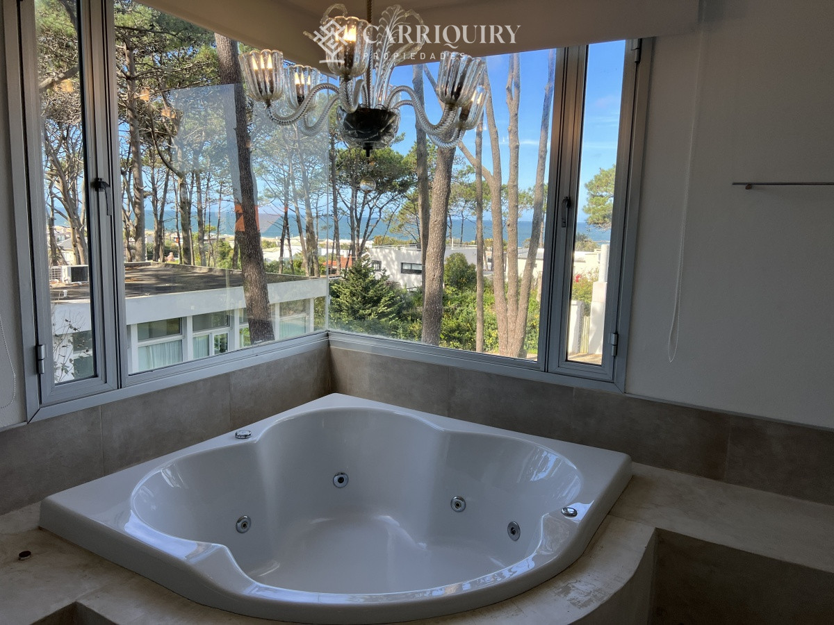 Casa ID.8150/Oportuidad!!!-Casa-en-venta-Barrio-privado-a-minutos-de-la-barra,-3-dormitiorios,-increible-entorno - Importante casa en alquiler temporal, Montoya