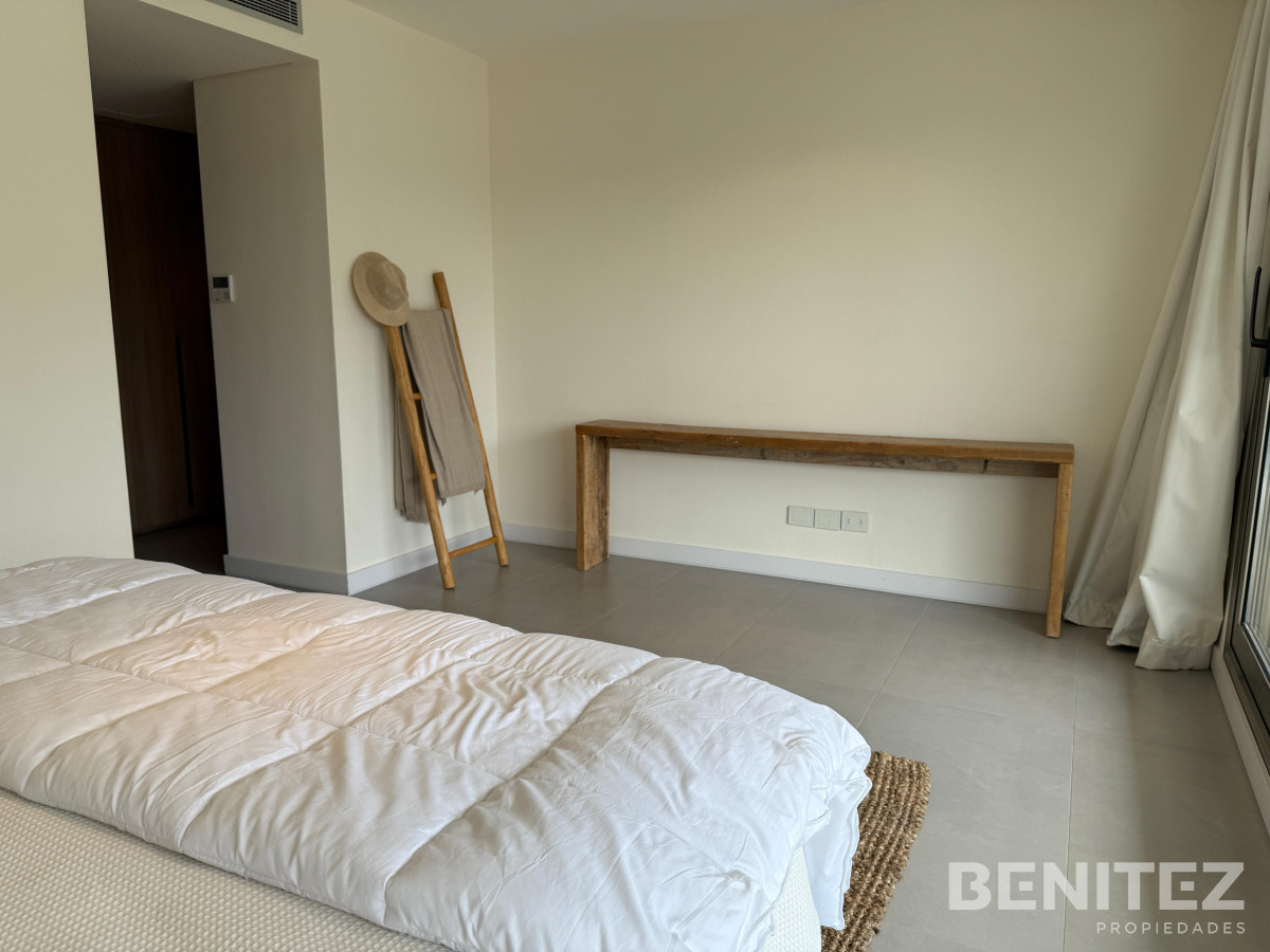 Apartamento ID.9659 - Departamento de 4 dormitorios en suite más servicio, sobre la playa, Manantiales