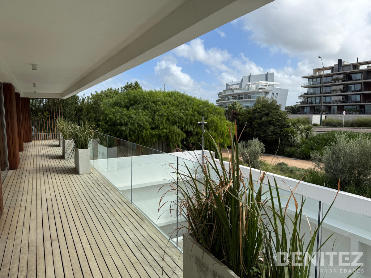 Apartamento ID.9659 - Departamento de 4 dormitorios en suite más servicio, sobre la playa, Manantiales