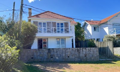 Casa en Montoya con excelente vista al mar, de 4 dormitorios más servicio