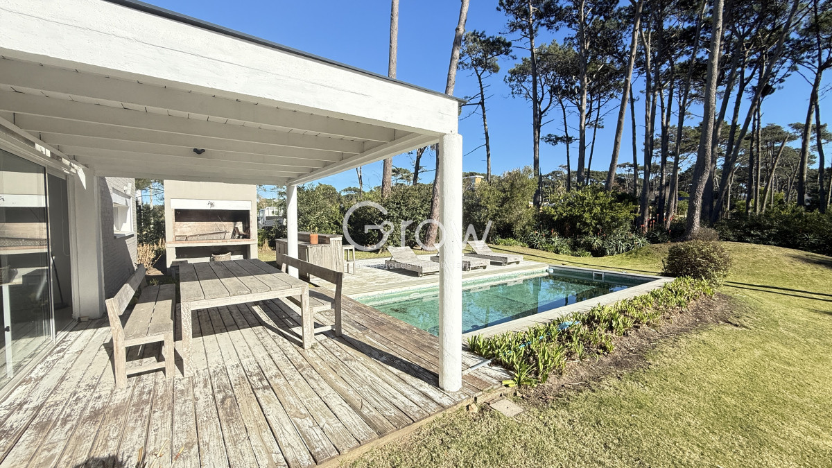 Casa ID.2335 - Casa en Laguna Blanca de 5 dormitorios y dependencia de servicio, piscina.