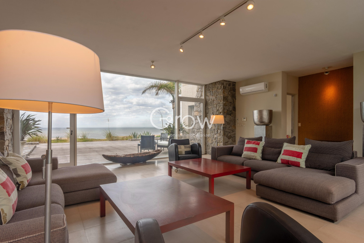 Casa ID.2714 - Importante casa en primera linea frente al mar de Montoya, 4 dormitorios más servicio
