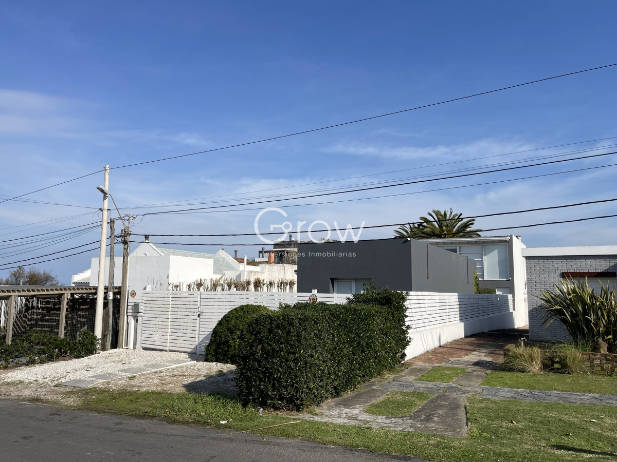 Casa ID.2911 - Excelente casa en La Barra de 4 dormitorios mas servicio