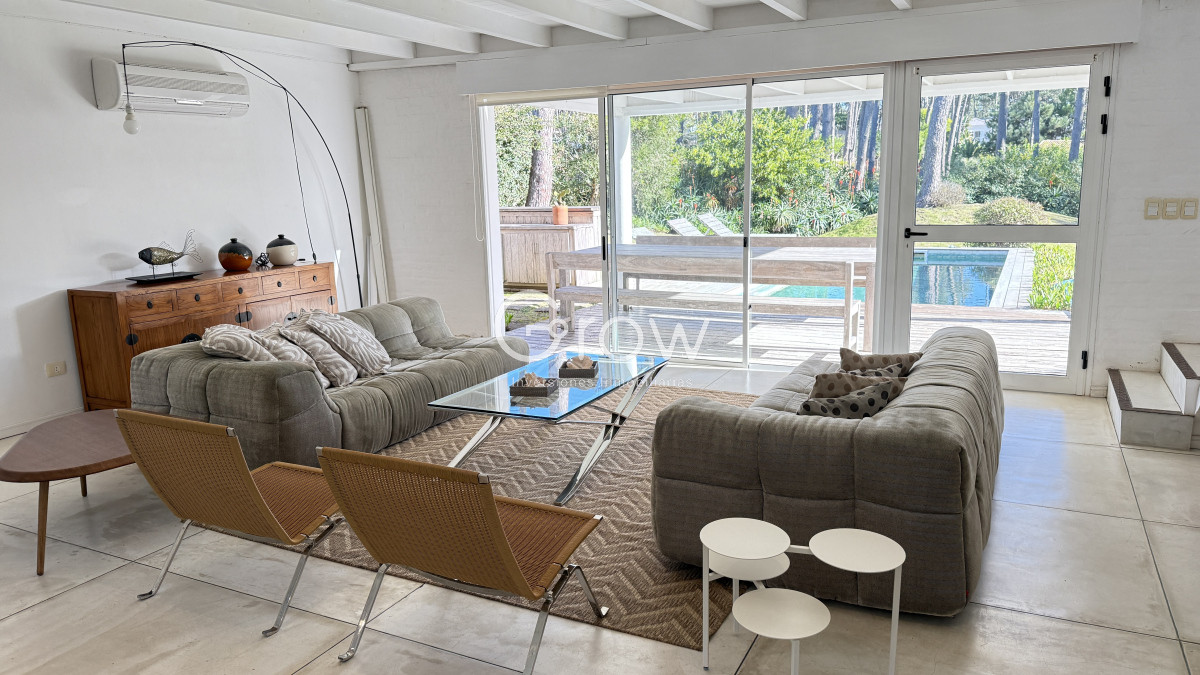 Casa ID.2335 - Casa en Laguna Blanca de 5 dormitorios y dependencia de servicio, piscina.