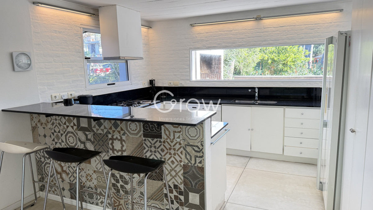 Casa ID.2335 - Casa en Laguna Blanca de 5 dormitorios y dependencia de servicio, piscina.