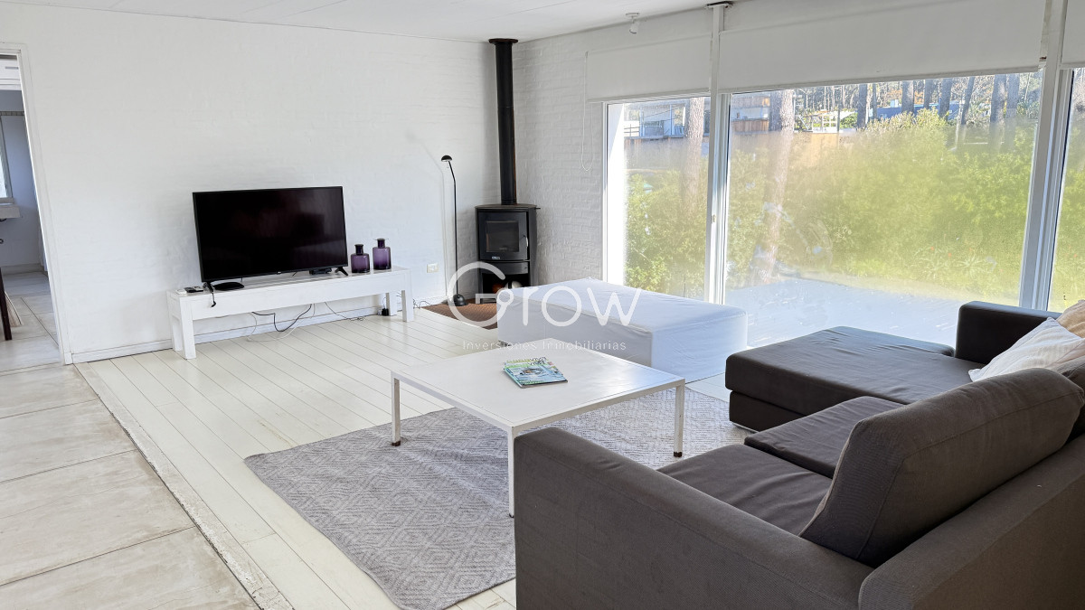 Casa ID.2335 - Casa en Laguna Blanca de 5 dormitorios y dependencia de servicio, piscina.