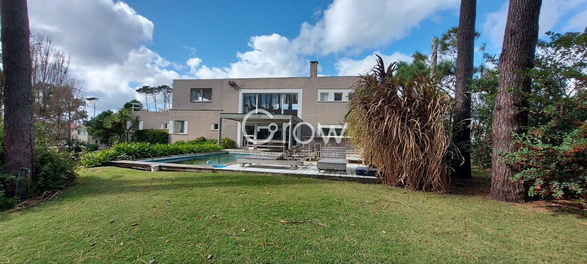 Casa ID.2335 - Casa en Laguna Blanca de 5 dormitorios y dependencia de servicio, piscina.