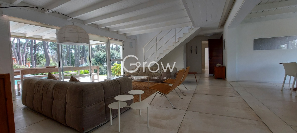 Casa ID.2335 - Casa en Laguna Blanca de 5 dormitorios y dependencia de servicio, piscina.