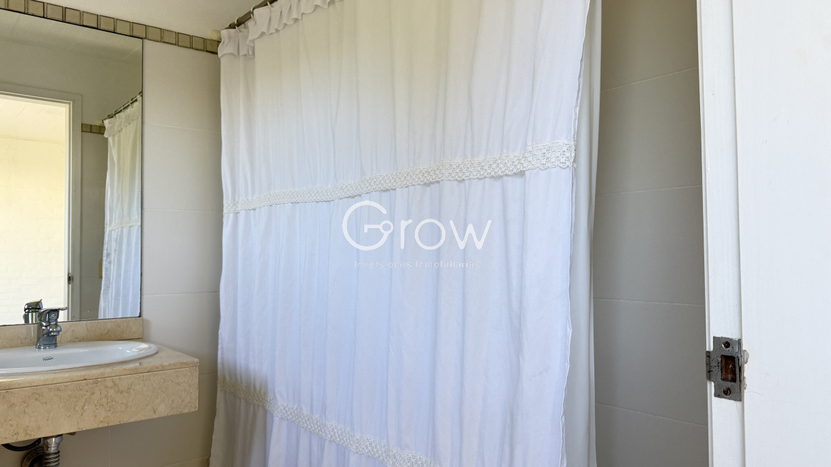 Casa ID.2335 - Casa en Laguna Blanca de 5 dormitorios y dependencia de servicio, piscina.