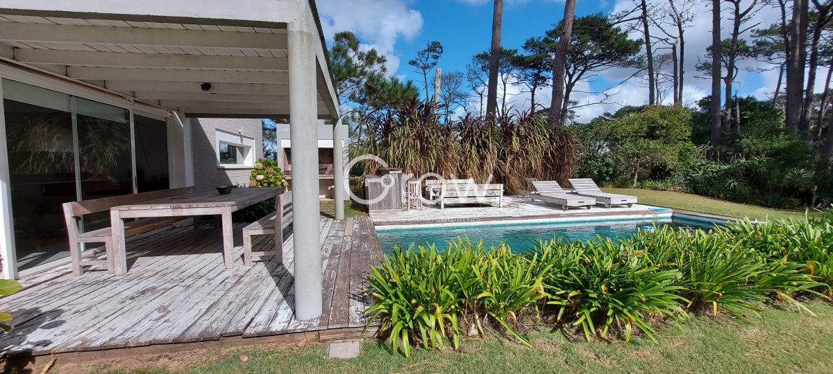 Casa ID.2335 - Casa en Laguna Blanca de 5 dormitorios y dependencia de servicio, piscina.