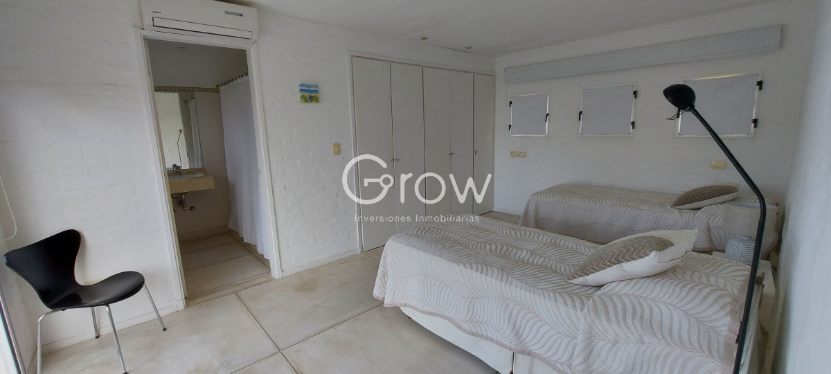 Casa ID.2335 - Casa en Laguna Blanca de 5 dormitorios y dependencia de servicio, piscina.
