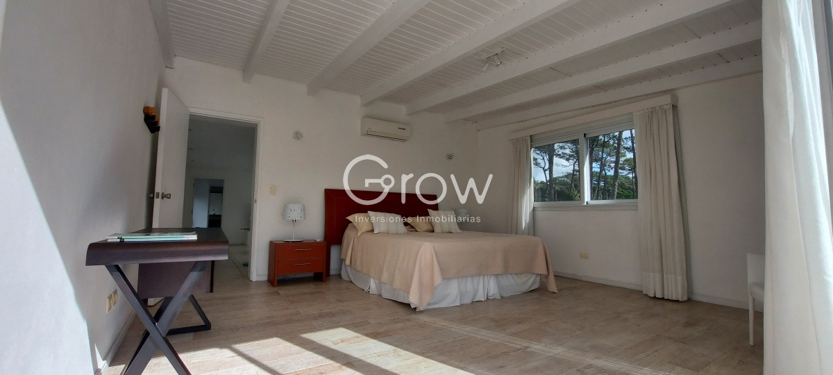 Casa ID.2335 - Casa en Laguna Blanca de 5 dormitorios y dependencia de servicio, piscina.
