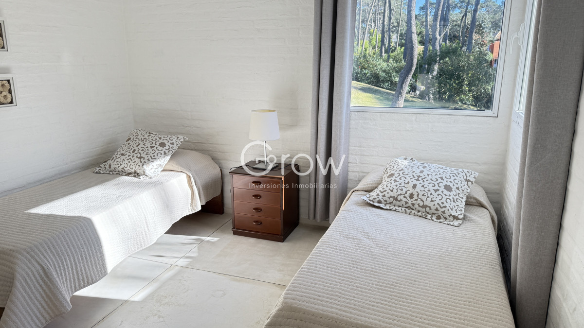 Casa ID.2335 - Casa en Laguna Blanca de 5 dormitorios y dependencia de servicio, piscina.