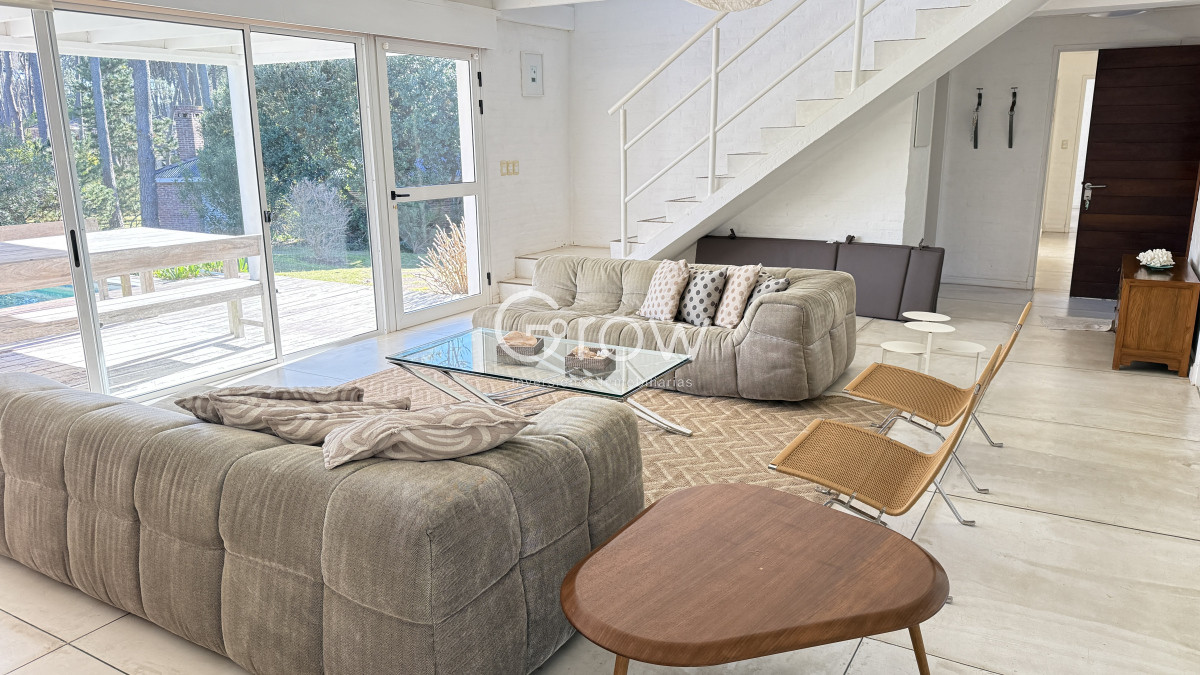 Casa ID.2335 - Casa en Laguna Blanca de 5 dormitorios y dependencia de servicio, piscina.