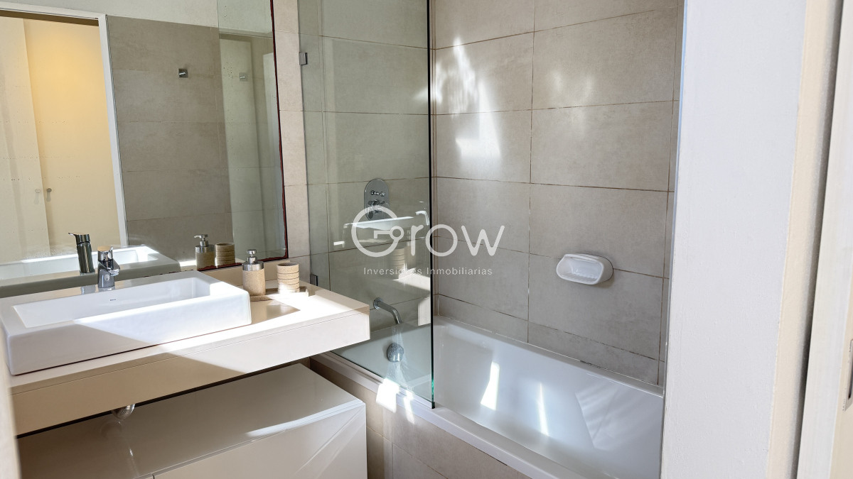 Casa ID.2335 - Casa en Laguna Blanca de 5 dormitorios y dependencia de servicio, piscina.