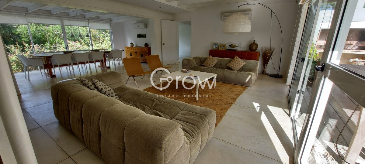 Casa ID.2335 - Casa en Laguna Blanca de 5 dormitorios y dependencia de servicio, piscina.
