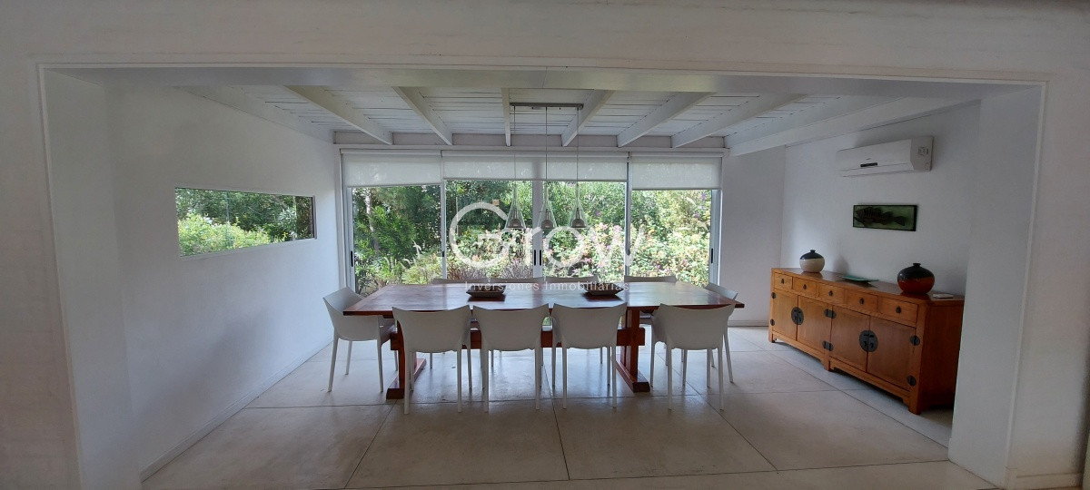 Casa ID.2335 - Casa en Laguna Blanca de 5 dormitorios y dependencia de servicio, piscina.