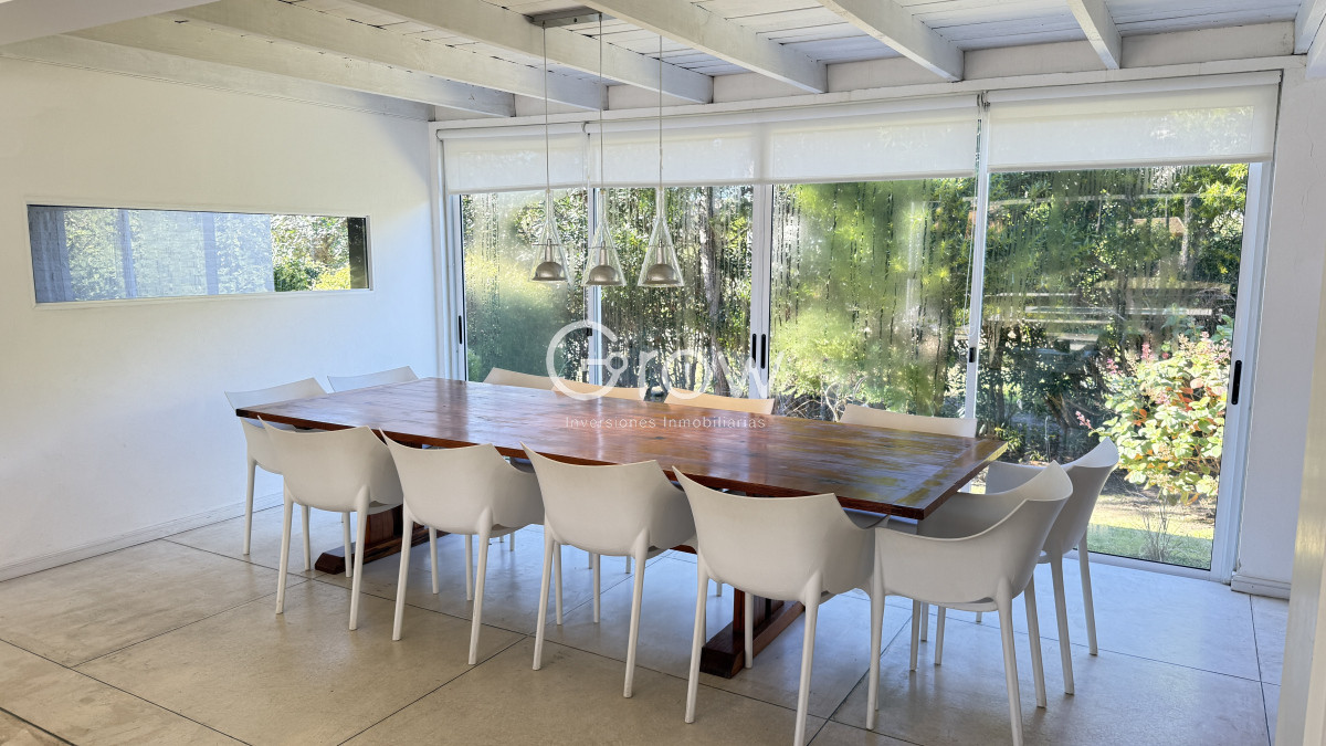 Casa ID.2335 - Casa en Laguna Blanca de 5 dormitorios y dependencia de servicio, piscina.