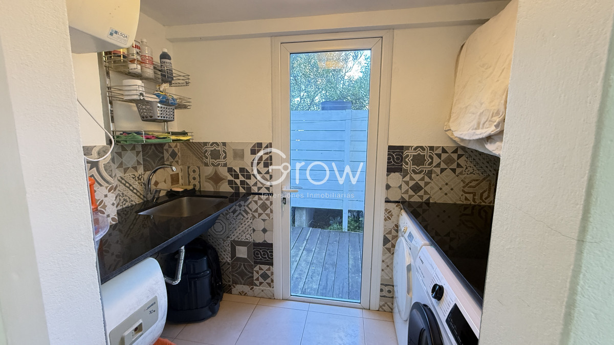 Casa ID.2335 - Casa en Laguna Blanca de 5 dormitorios y dependencia de servicio, piscina.