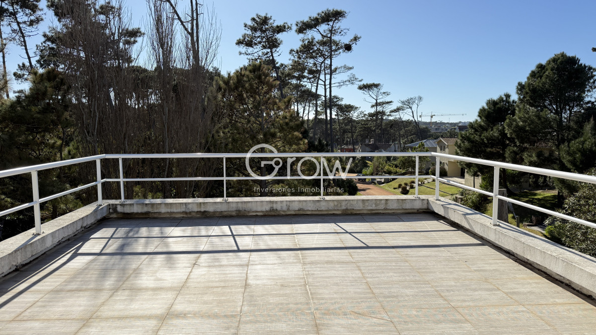 Casa ID.2335 - Casa en Laguna Blanca de 5 dormitorios y dependencia de servicio, piscina.