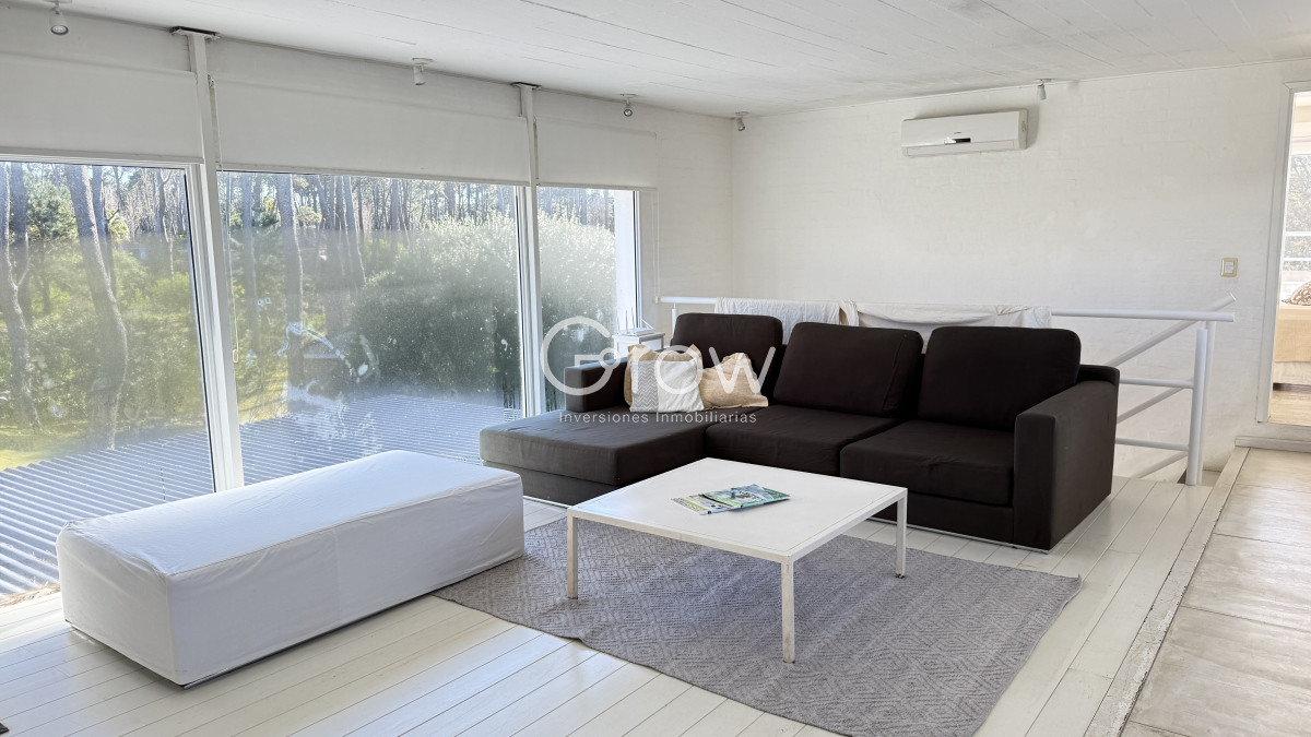 Casa ID.2335 - Casa en Laguna Blanca de 5 dormitorios y dependencia de servicio, piscina.