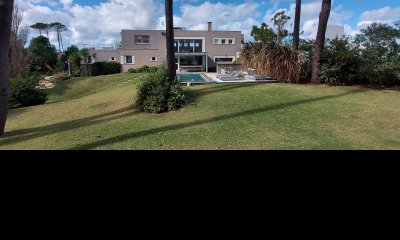 Casa en Laguna Blanca de 5 dormitorios y dependencia de servicio, piscina.