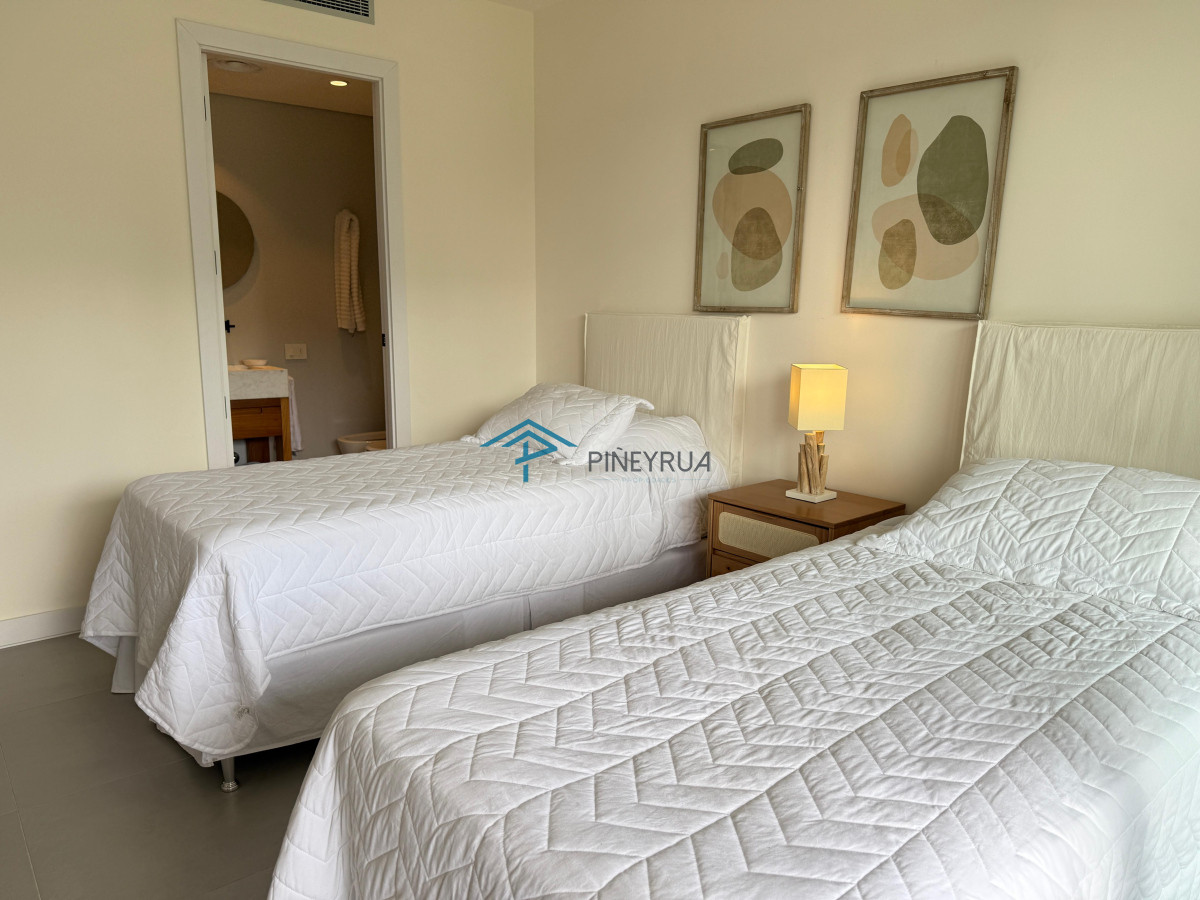 Departamento de 4 dormitorios en suite más servicio, sobre la playa, Manantiales