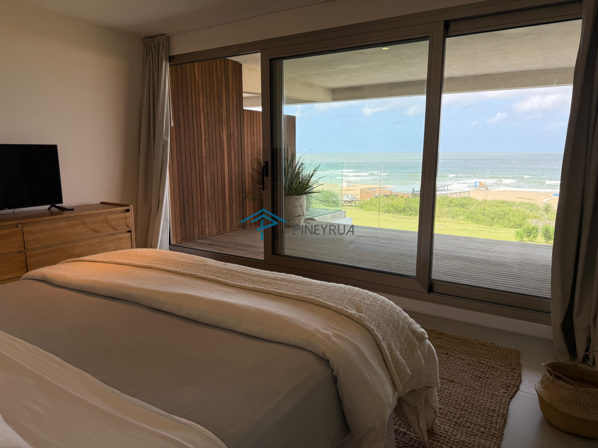 Departamento de 4 dormitorios en suite más servicio, sobre la playa, Manantiales