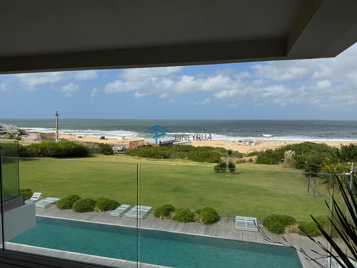 Departamento de 4 dormitorios en suite más servicio, sobre la playa, Manantiales