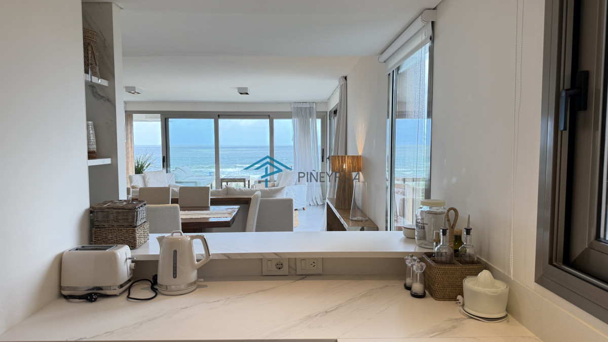 Departamento de 4 dormitorios en suite más servicio, sobre la playa, Manantiales