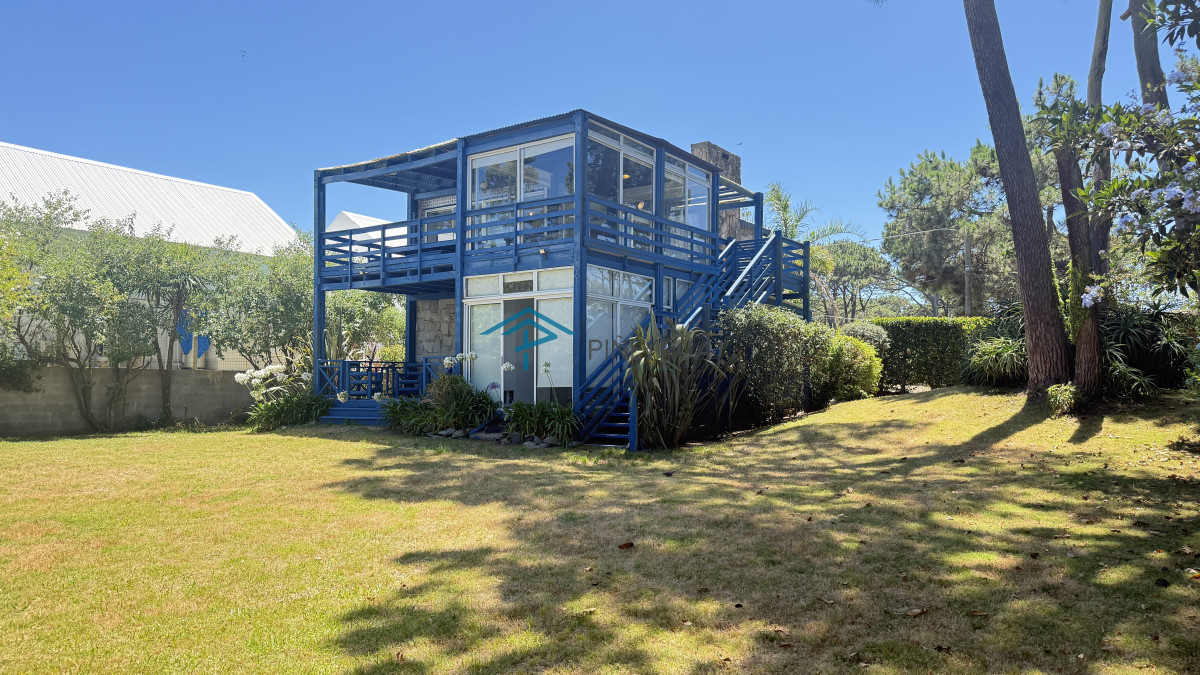 Casa ID.429 - Casa bien ubicada con vistas al mar, piscina y amplio espacio exterior