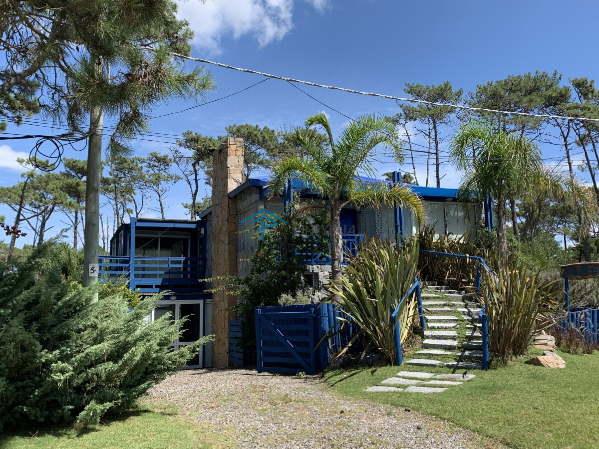Casa ID.429 - Casa bien ubicada con vistas al mar, piscina y amplio espacio exterior