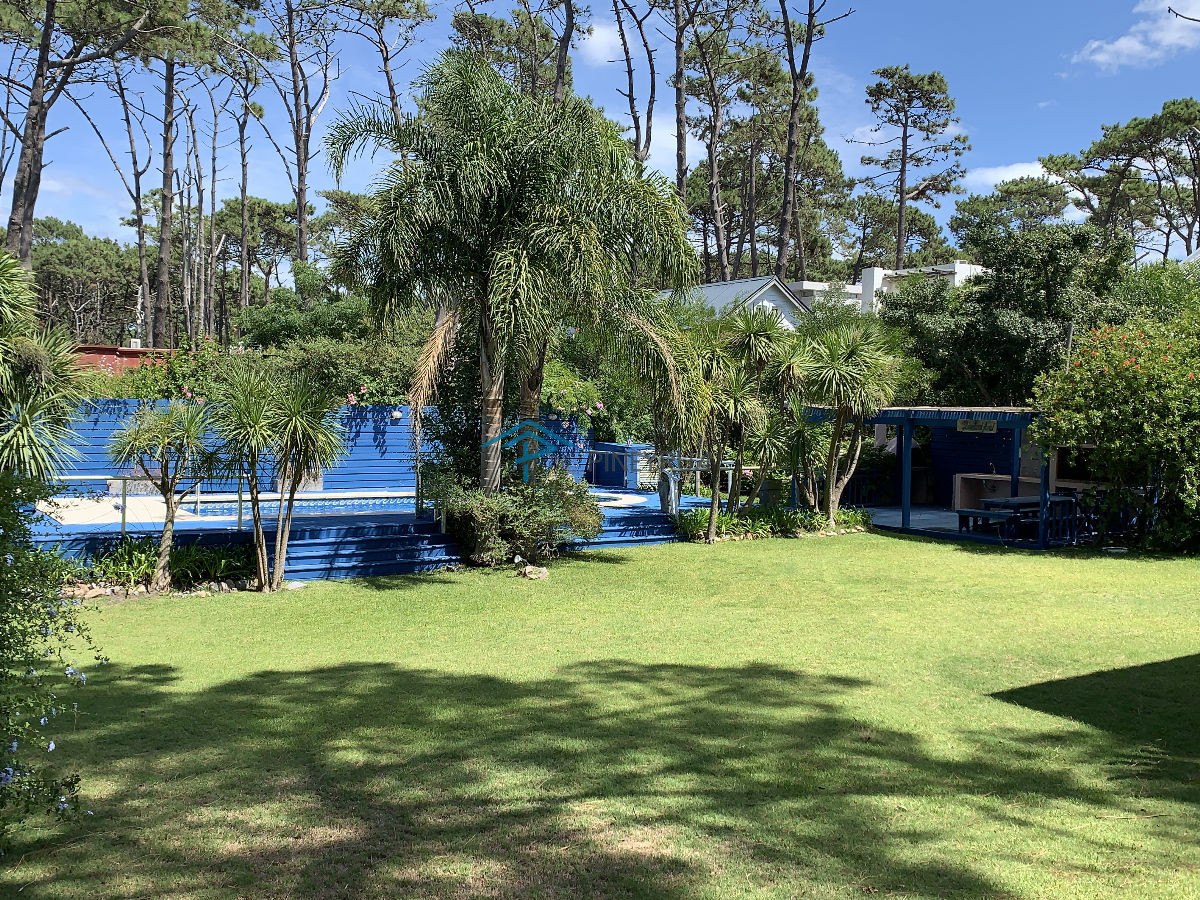 Casa ID.429 - Casa bien ubicada con vistas al mar, piscina y amplio espacio exterior