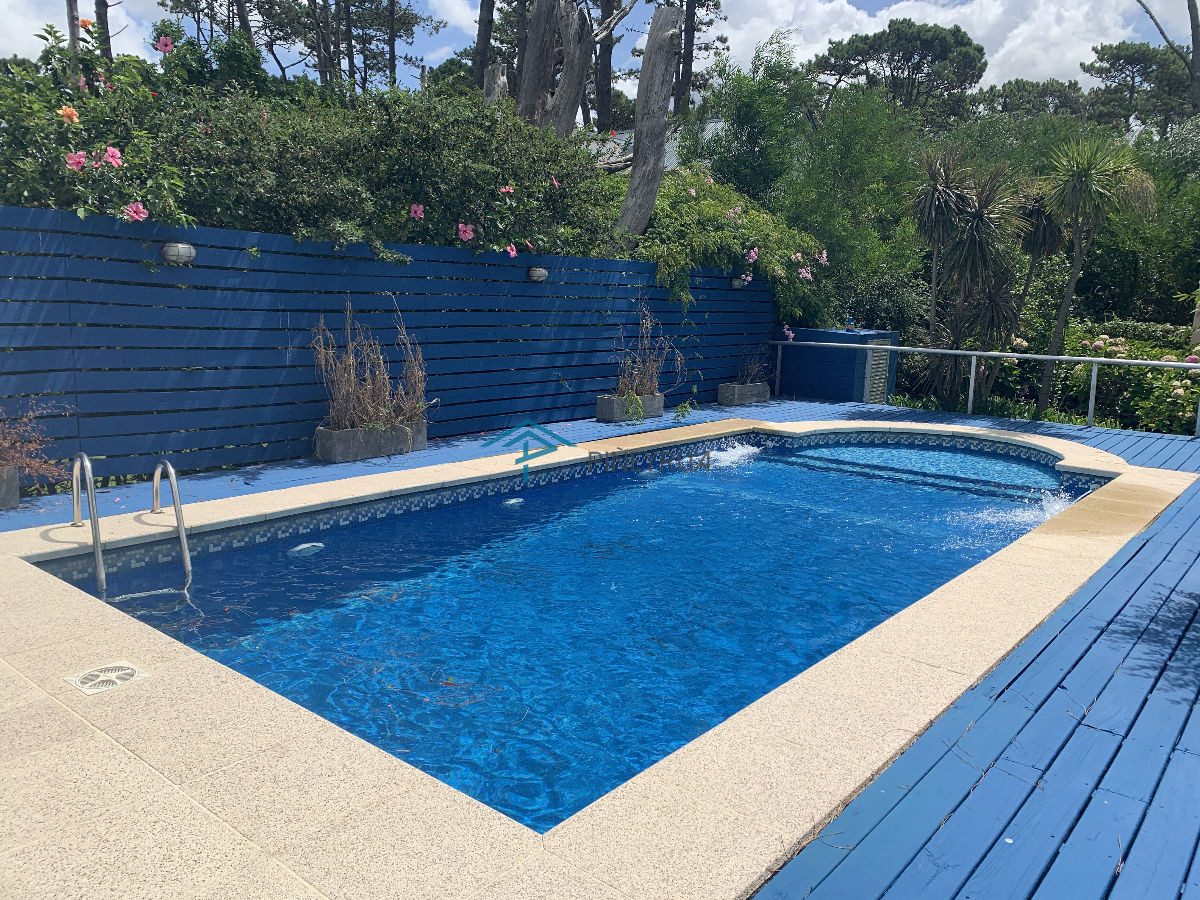 Casa ID.429 - Casa bien ubicada con vistas al mar, piscina y amplio espacio exterior