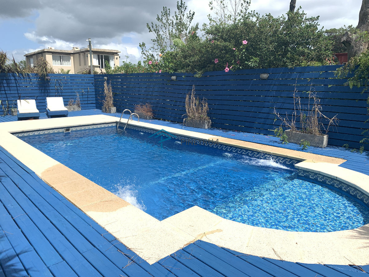 Casa ID.429 - Casa bien ubicada con vistas al mar, piscina y amplio espacio exterior
