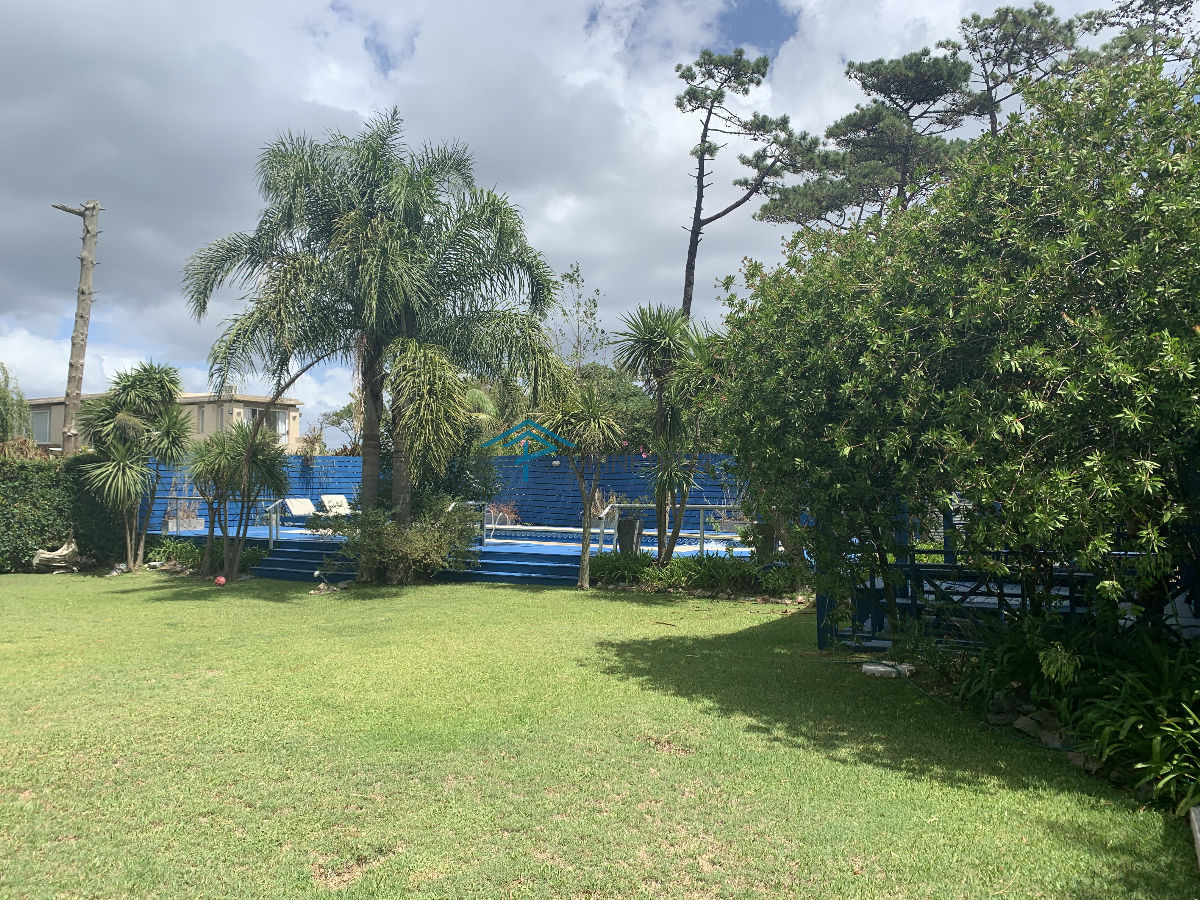 Casa ID.429 - Casa bien ubicada con vistas al mar, piscina y amplio espacio exterior