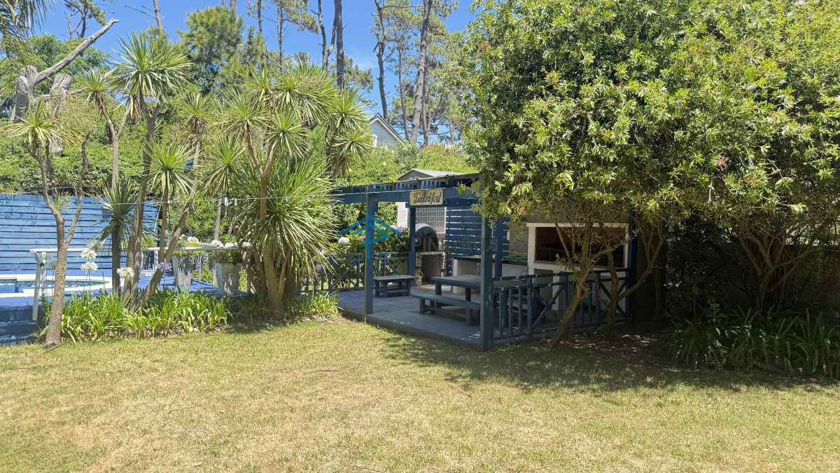 Casa ID.429 - Casa bien ubicada con vistas al mar, piscina y amplio espacio exterior