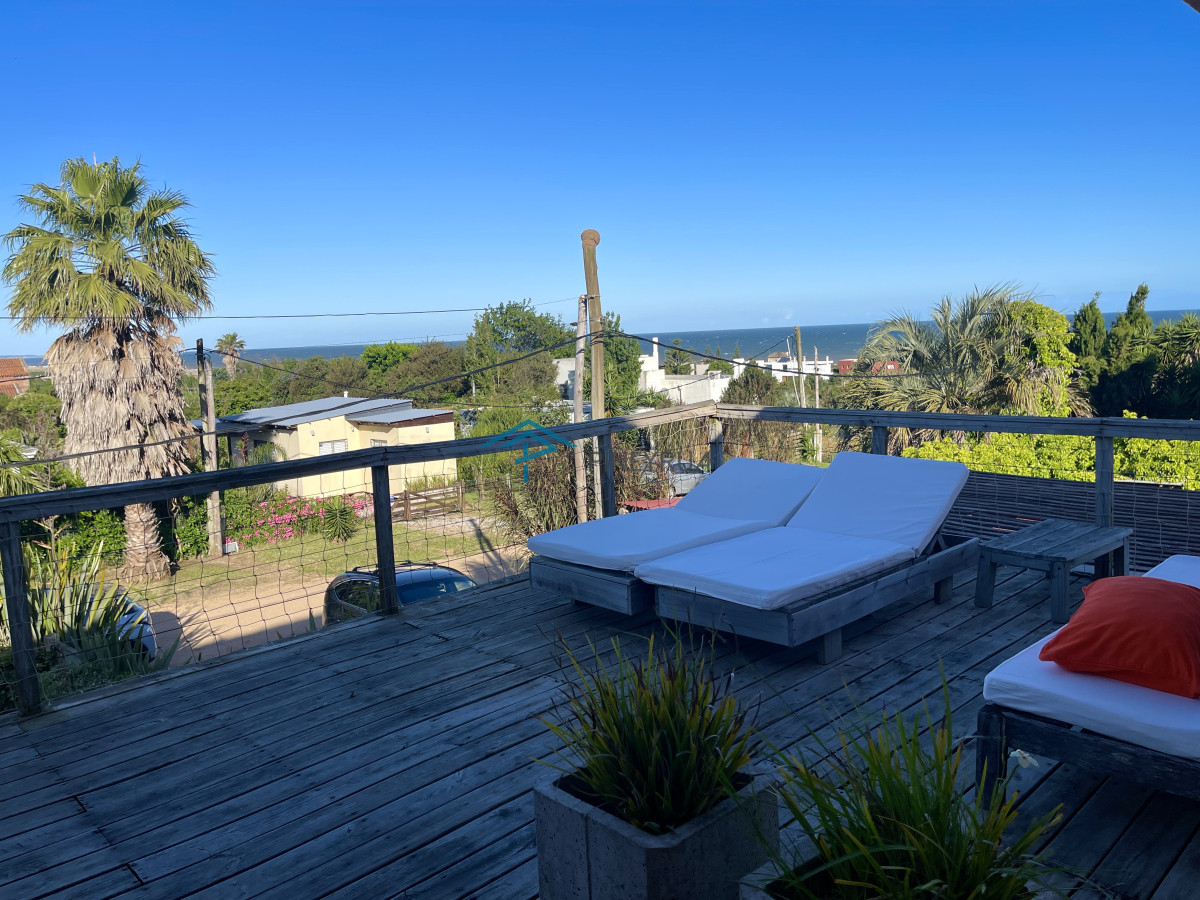 Casa de 4 dormitorios y servicio en venta a 1 cuadra de la playa El Chorro