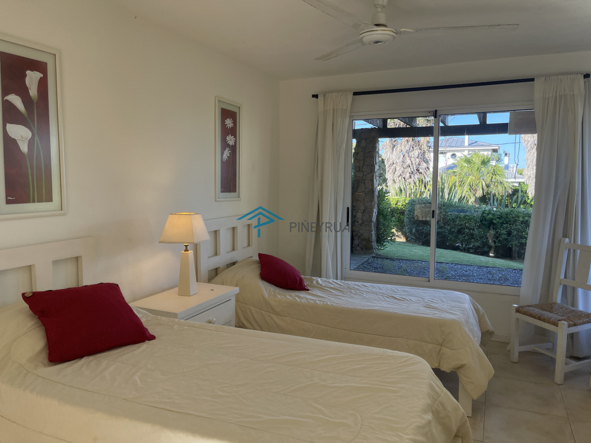 Casa de 4 dormitorios y servicio en venta a 1 cuadra de la playa El Chorro