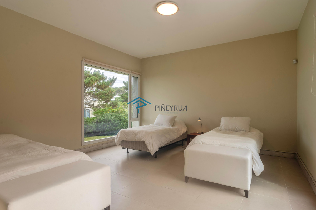 Importante casa en primera linea frente al mar de Montoya, 4 dormitorios más servicio